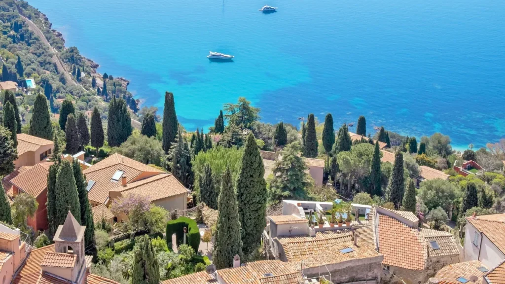 Village de la côte méditerranéenne aux toits de tuiles, devant la mer